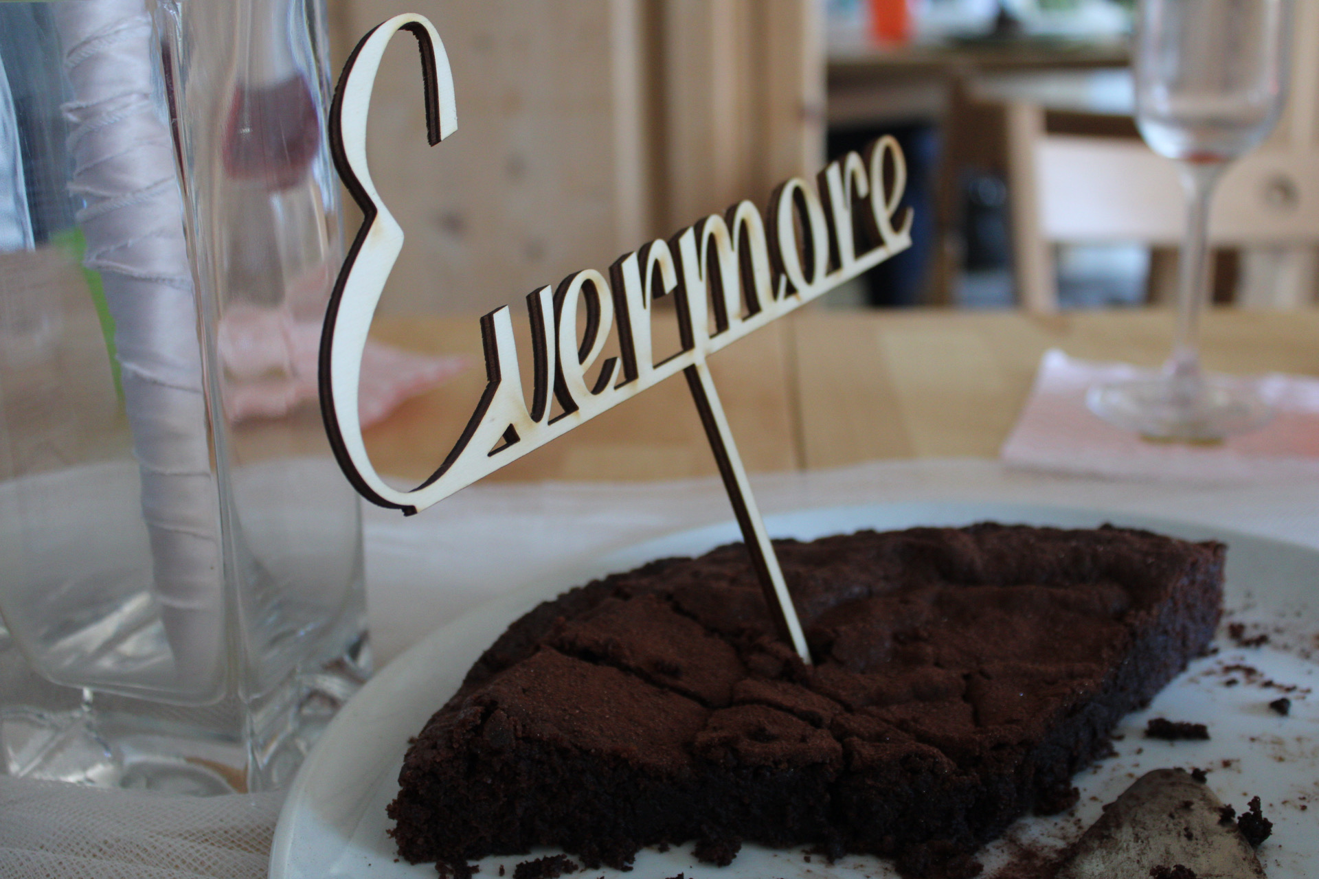 Coronahochzeit: Ein Kuchen mit einem Cake-Topper auf dem Evermore steht